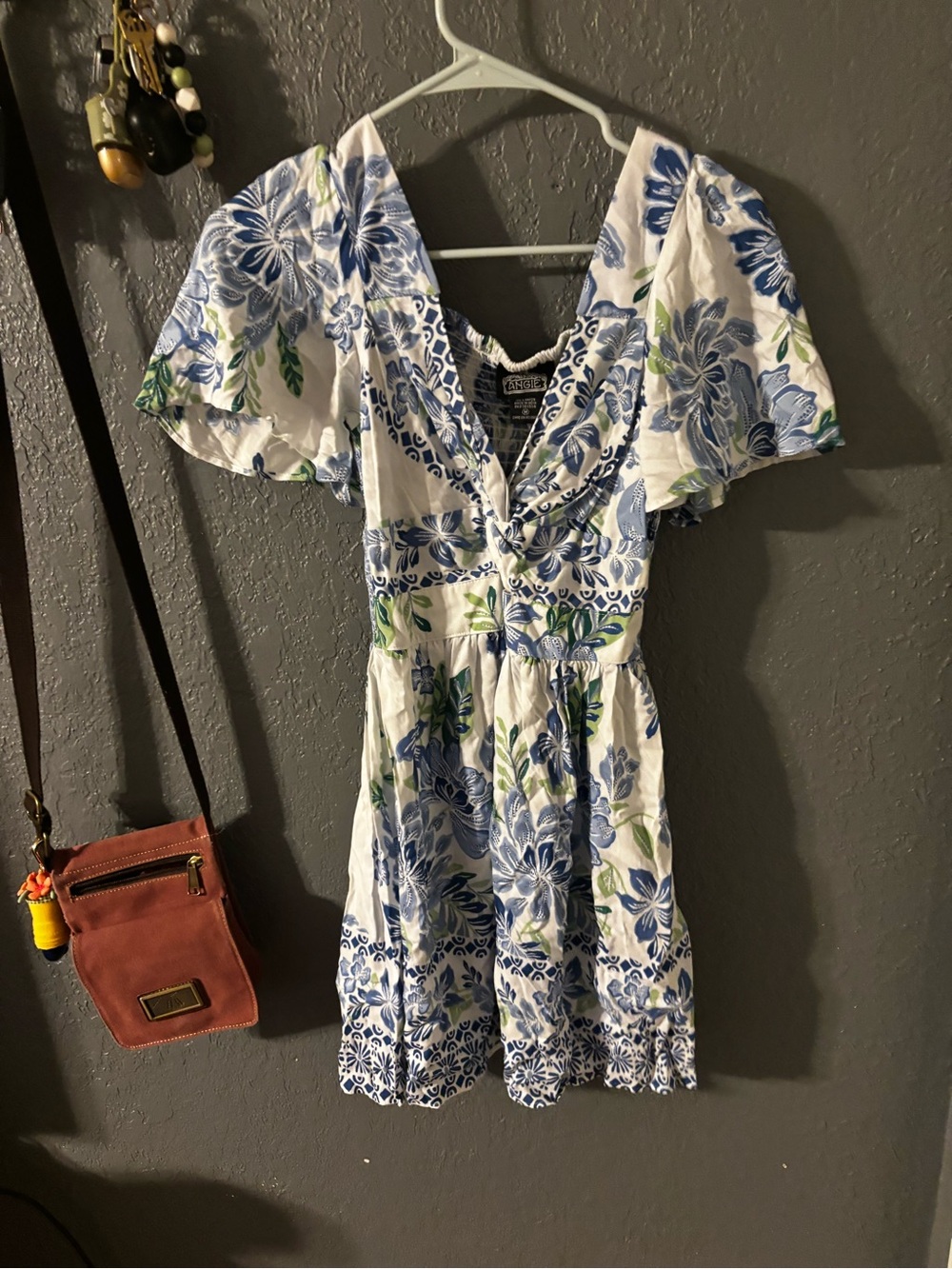 Womens size M New With Tags Floral Puff-Sleeve Summer Dress in Blue and White